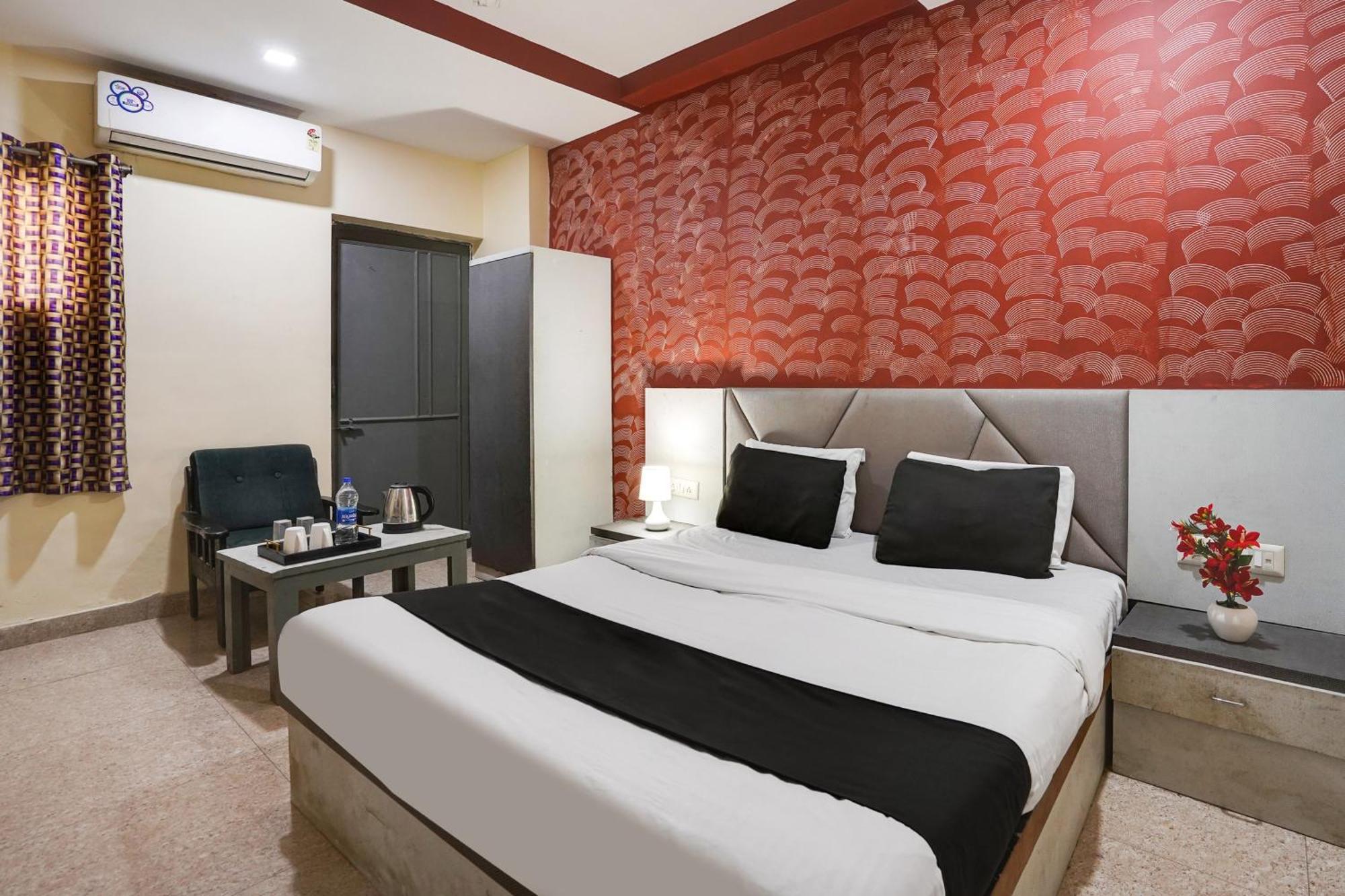 Hotel O Crystal Ahmedabad Exterior photo