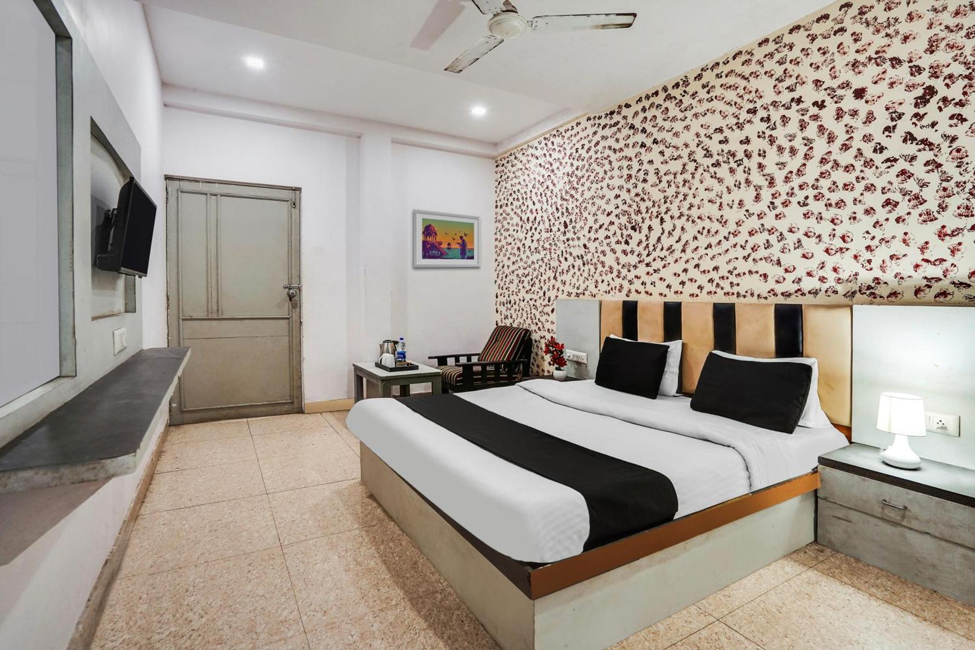 Hotel O Crystal Ahmedabad Exterior photo