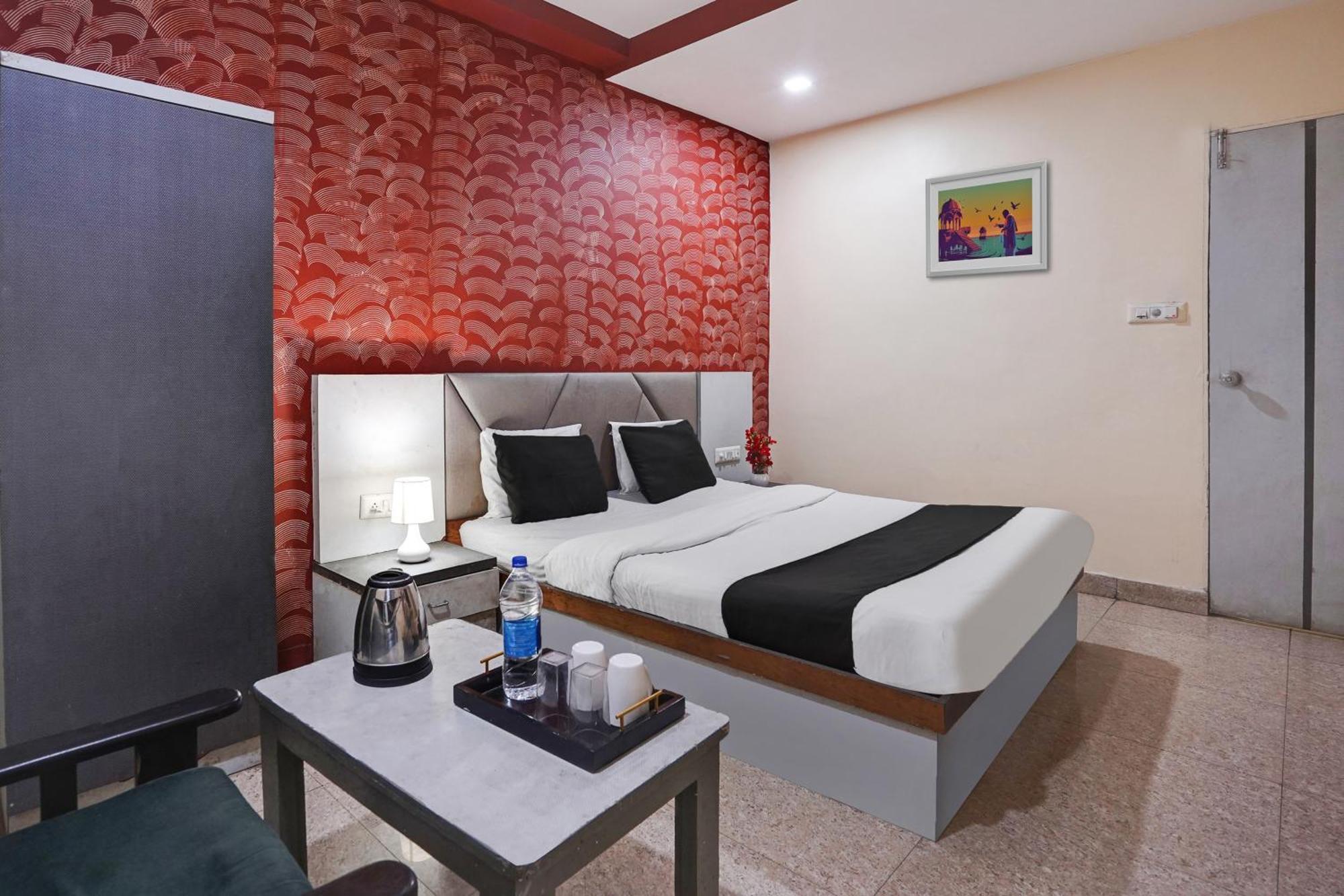 Hotel O Crystal Ahmedabad Exterior photo