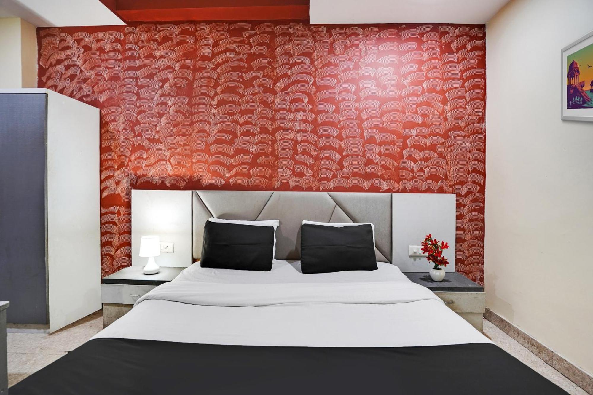 Hotel O Crystal Ahmedabad Exterior photo