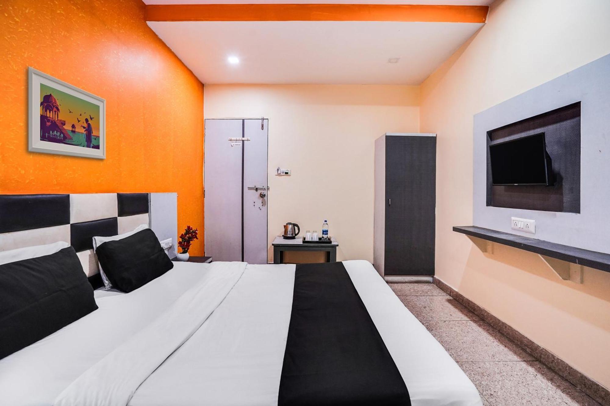 Hotel O Crystal Ahmedabad Exterior photo