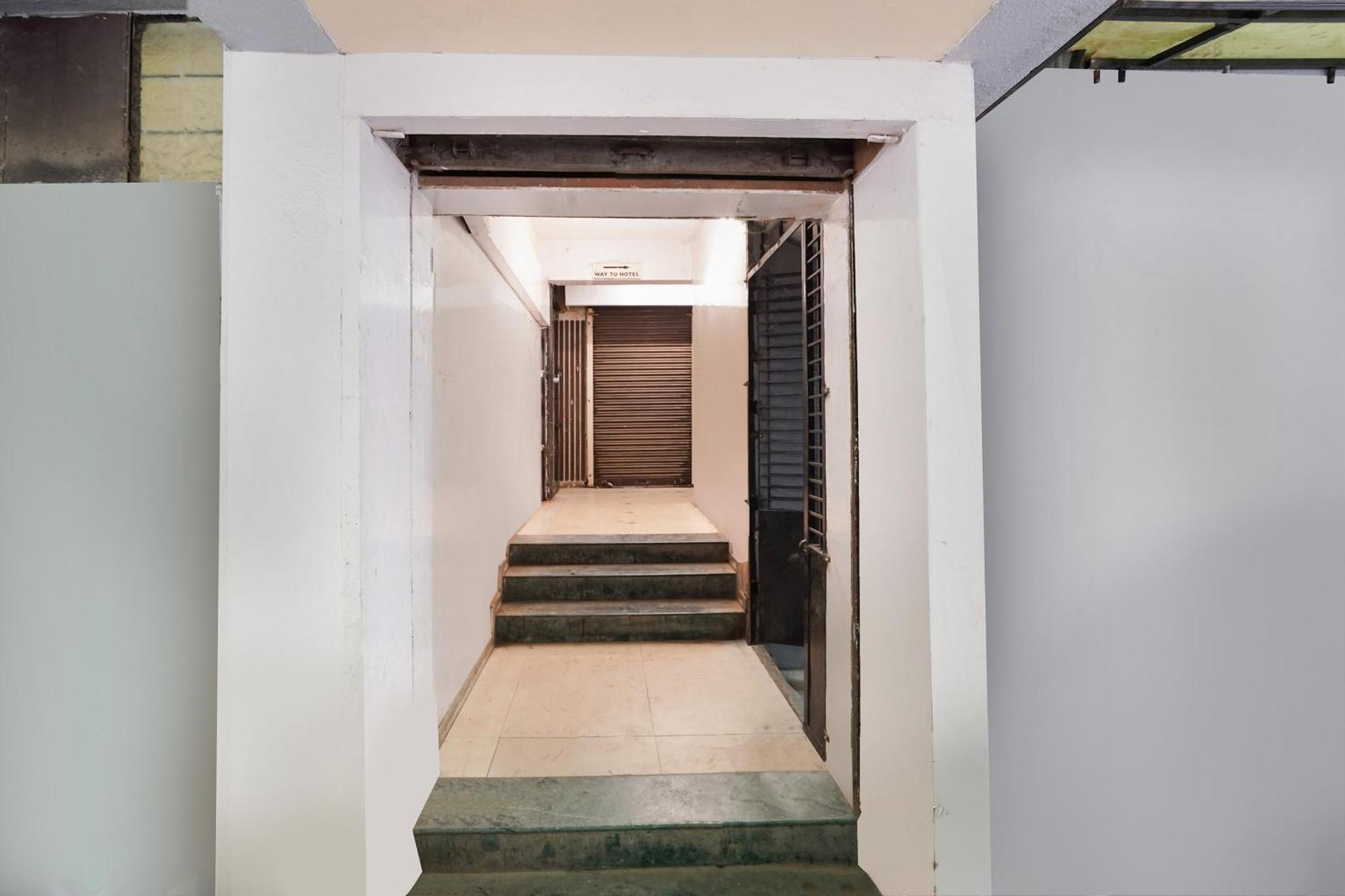 Hotel O Crystal Ahmedabad Exterior photo