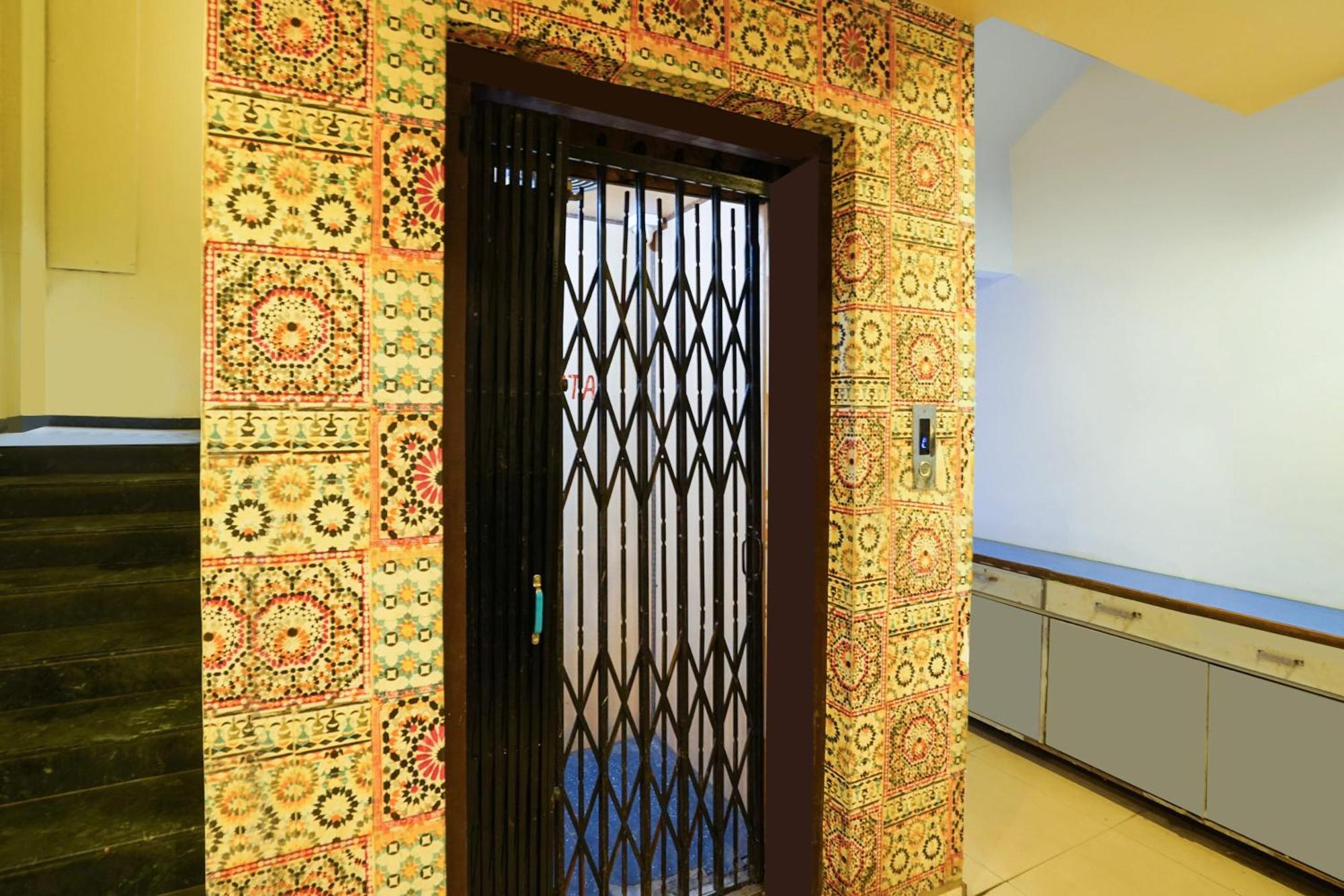 Hotel O Crystal Ahmedabad Exterior photo