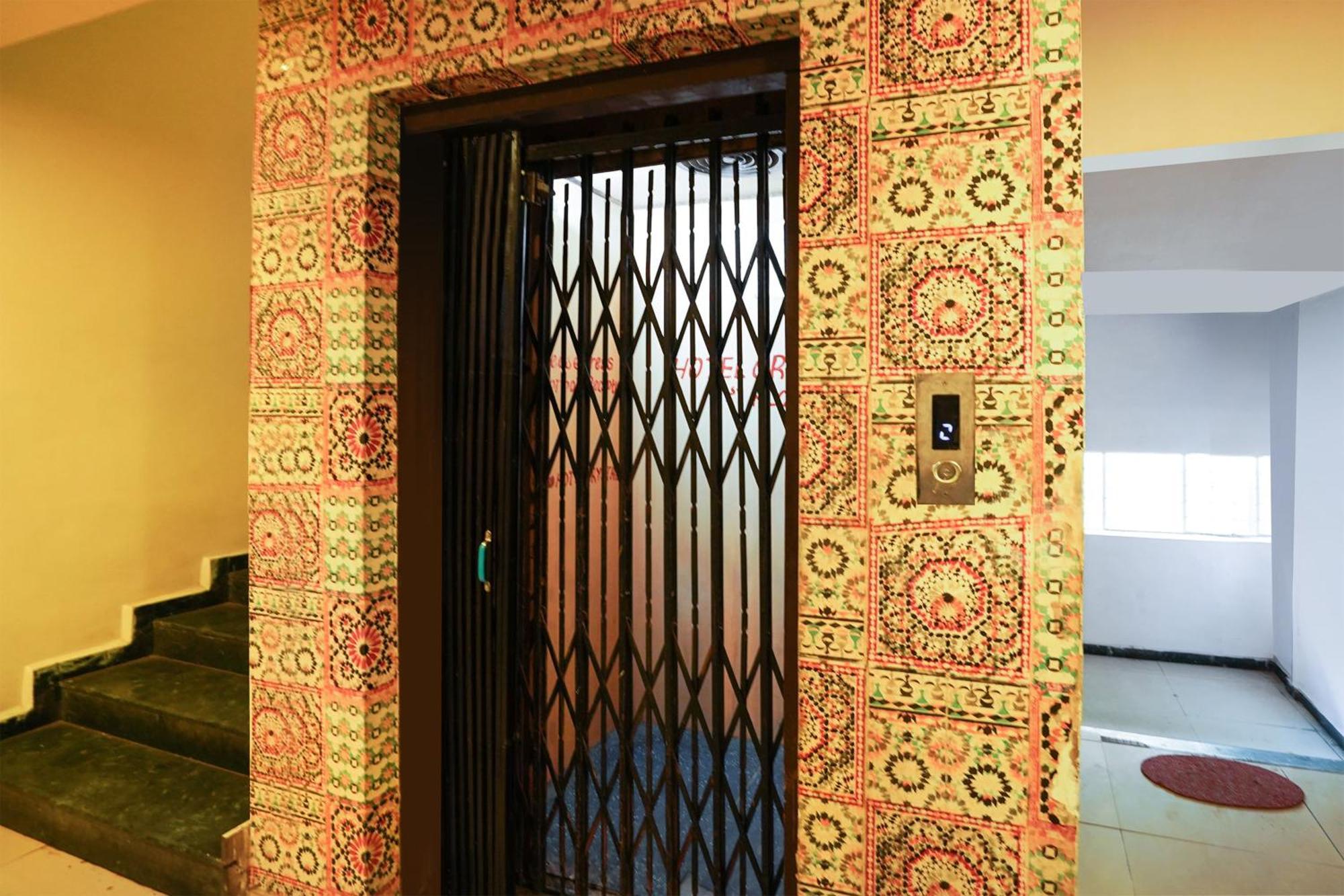 Hotel O Crystal Ahmedabad Exterior photo