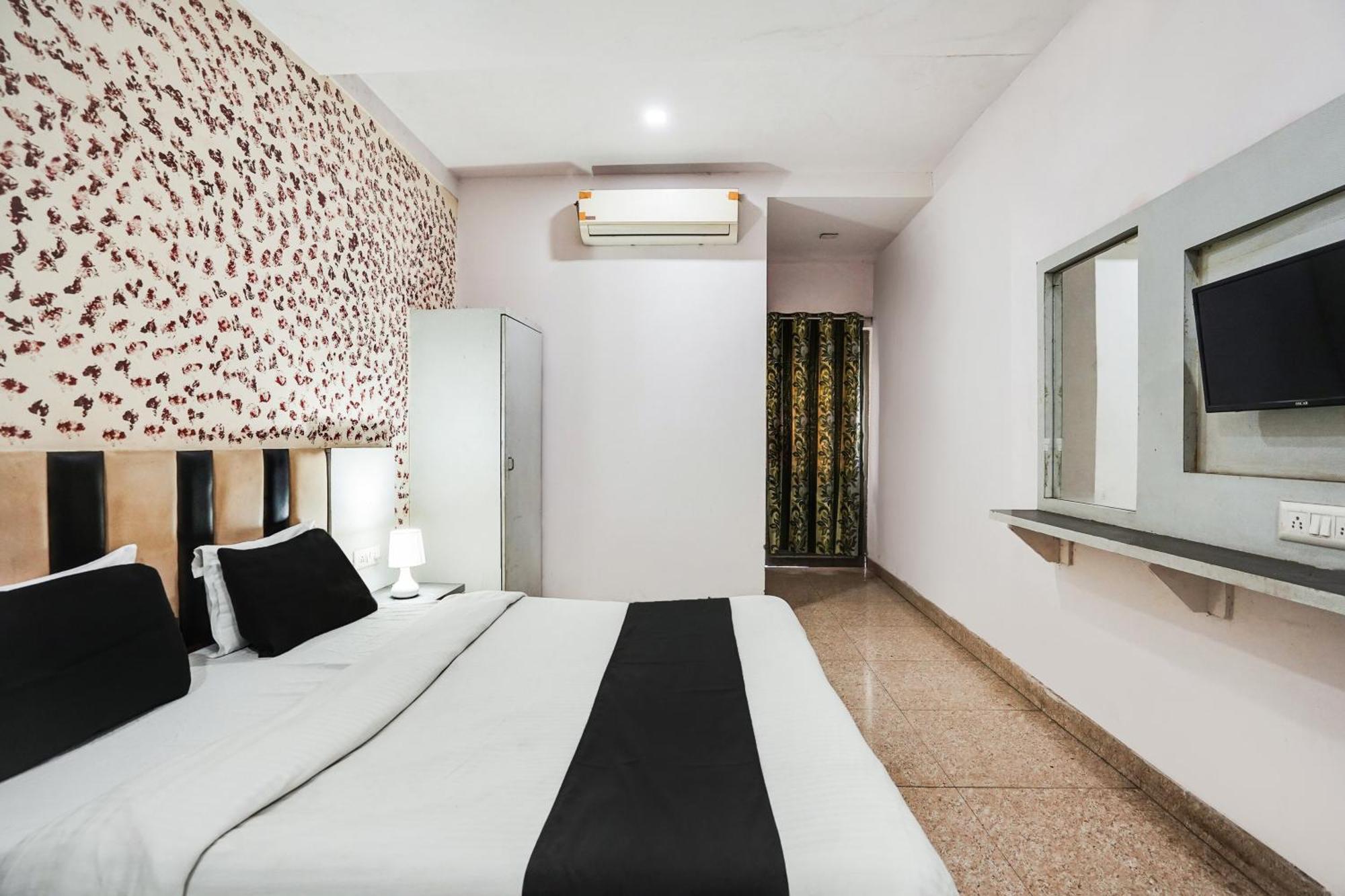 Hotel O Crystal Ahmedabad Exterior photo