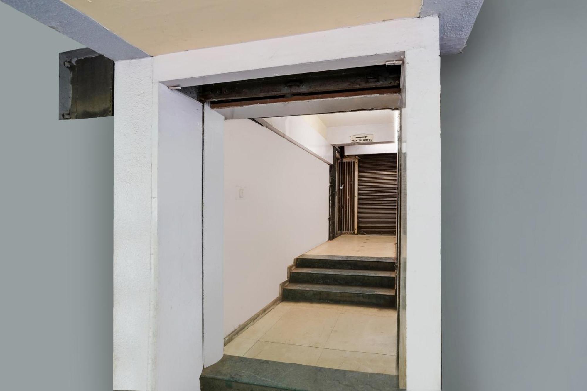 Hotel O Crystal Ahmedabad Exterior photo